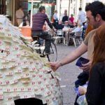 Un'auto interamente coperta di post-it che sensibilizzano alla sicurezza dei pedoni