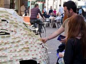 Un'auto interamente coperta di post-it che sensibilizzano alla sicurezza dei pedoni